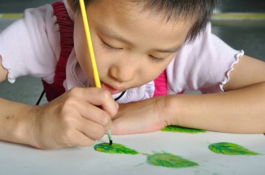 closeup suluboya resmi boya küçük Asyalı kız