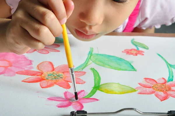 Маленькая азиатская девочка крупным планом нарисовала акварель — стоковое фото