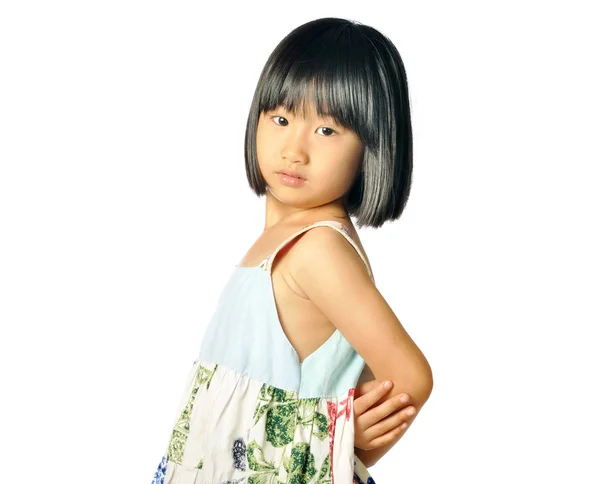 Азіатська маленька дівчинка стоїть обертаючись навколо — стокове фото