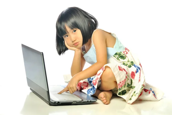 Asiatische kleine Mädchen fühlen sich gelangweilt und müde, während mit einem compute — Stockfoto