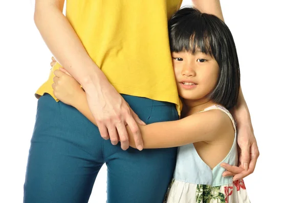 Asiatiska liten flicka kramar mammas midja — Stockfoto