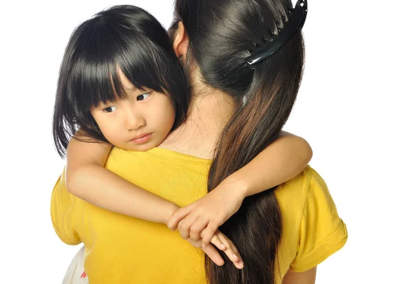 Sorgliga asiatiska liten flicka kramar överordnade runt axlar — Stockfoto