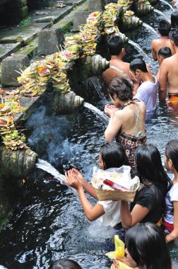 Bali, Endonezya - Nisan 18,2015: Kutsal kaynak suyu Tirta Empul 
