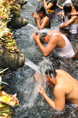 Bali, Endonezya - Nisan 18,2015: Kutsal kaynak suyu Tirta Empul 