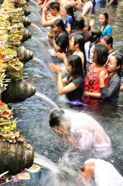 Bali, Endonezya - Nisan 18,2015: Kutsal kaynak suyu Tirta Empul 