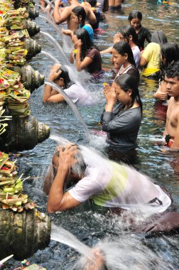 Bali, Endonezya - Nisan 18,2015: Kutsal kaynak suyu Tirta Empul 
