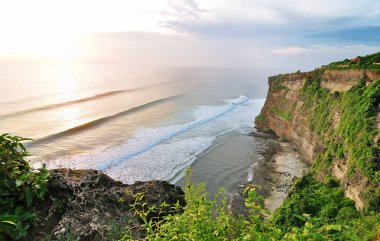 Endonezya Bali adasında Uluwatu Tapınağı'nda günbatımı Zamanı 