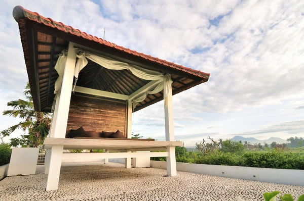 Wooden pavilion ralaxing near rice terrace — Stock Photo, Image