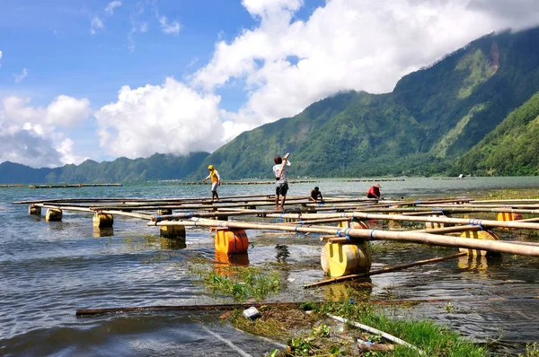 BALI, INDONÉSIA - 16 de abril de 2015: Pescadores que fazem o seu float fi — Fotografia de Stock