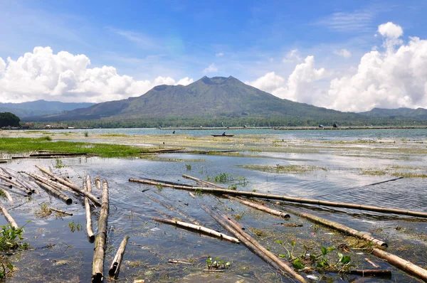 Lago Batur com vulcão Batur. Indonésia, Bali — Fotografia de Stock