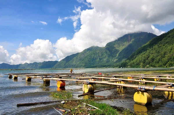 Plovoucí rybářské vesnice v Lake Batur. — Stock fotografie