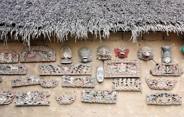 Masques traditionnels indonésiens (balinais) sur le mur — Photo