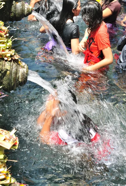 BALI, INDONESIA - April 18,2015:  Holy Spring Water Tirta Empul — Stock Photo, Image