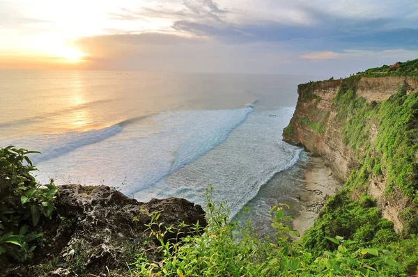 Templo de Uluwatu ao pôr do sol na ilha de Bali, na Indonésia — Fotografia de Stock