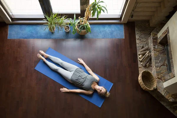 Yoga at home: relaxation — Stock Photo, Image