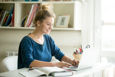 Rahat ev-ofis çalışan mutlu kadın
