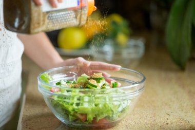 Yeşil salata spicing eller