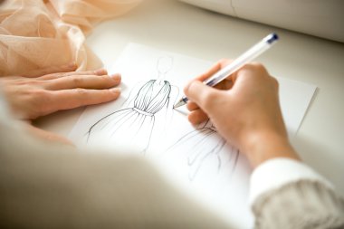 Eller bir giyim tasarım kroki çizim