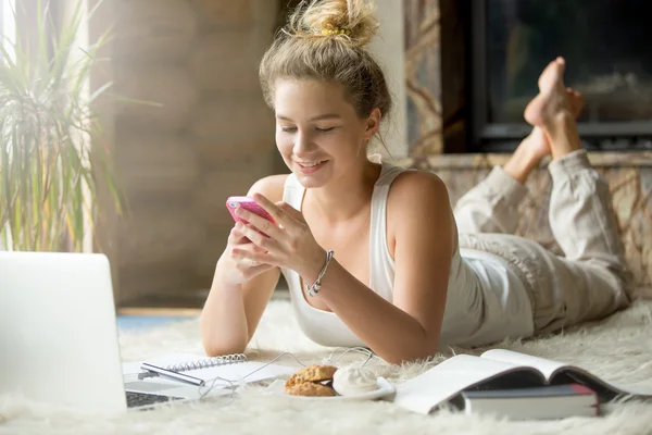 自宅でスマートフォンを持つ十代の少女 — ストック写真