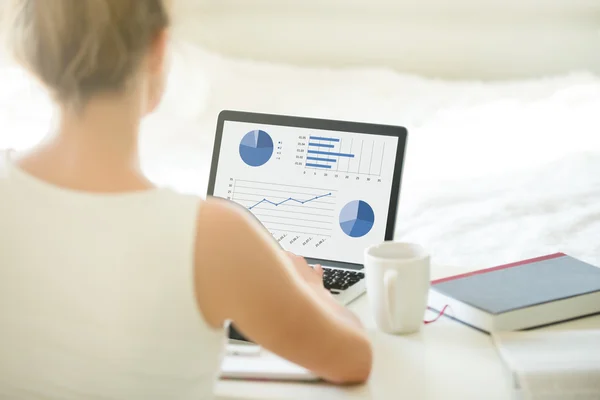 Young office woman browsing data on laptop. Closeup — Stock Photo, Image