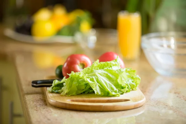 Tabla de cortar de madera en la mesa con verduras frescas en — Foto de Stock