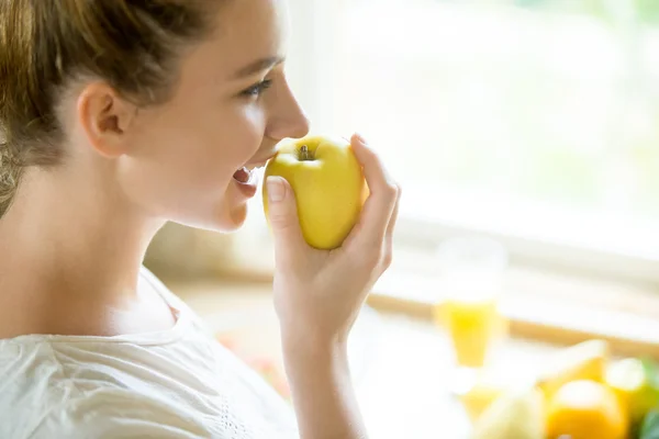 Portret van een aantrekkelijke vrouw eten een appel — Stockfoto