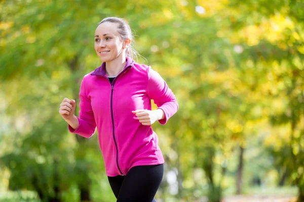 Porträt einer attraktiven Frau beim Joggen — Stockfoto