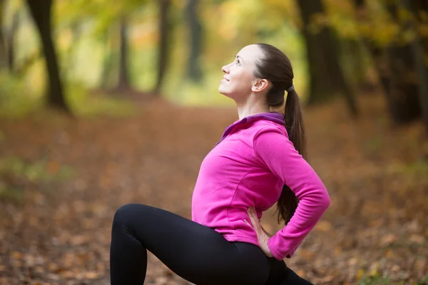 Yoga en plein air : pose anjaneyasana — Photo