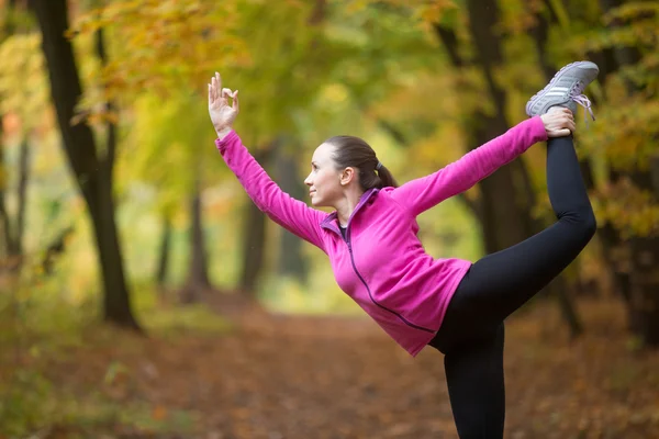 Yoga outdoors: Lord of the dance pose — Stock Photo, Image