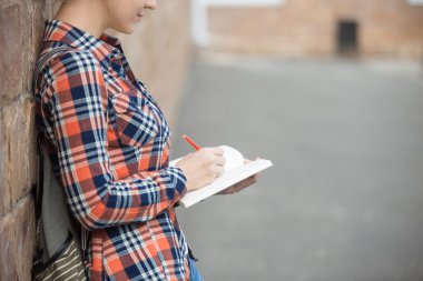 Tuğla duvara karşı Öğrenci kız