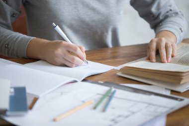 Yazılı bir görevi bir defterini yerine öğrenci eller