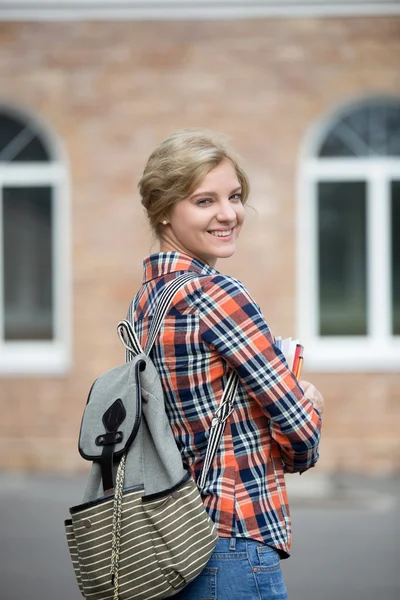 Портрет студентки с рюкзаком — стоковое фото