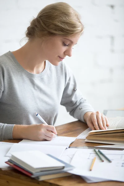 Profiel portret van meisje uitvoeren van een schriftelijke taak in beurt — Stockfoto