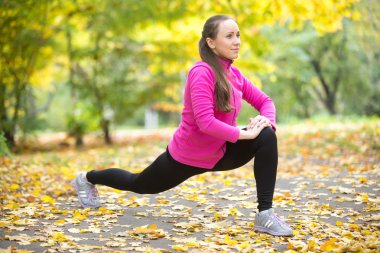 Sonbahar fitness açık havada: yüksek lunge egzersizleri