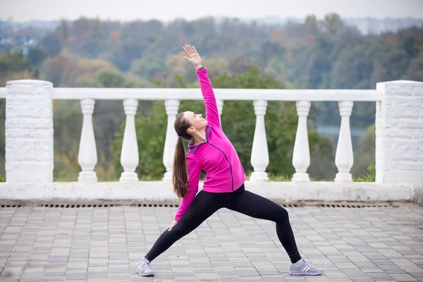 Yoga outdoors: Reverse Warrior Pose — Stock fotografie