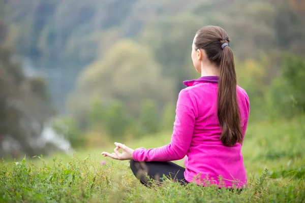 Yoga outdoors: Easy pose — Stock Photo, Image