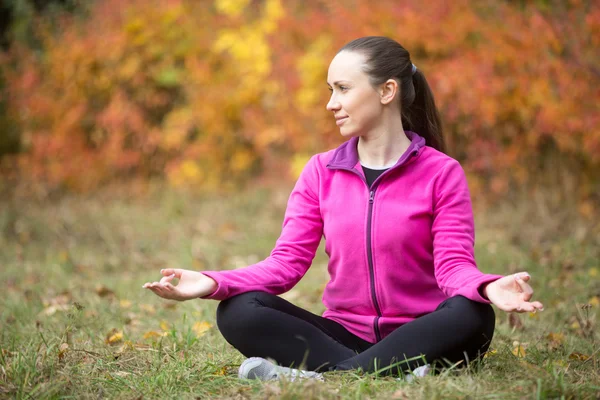 Autumn yoga: nature meditation — Stock Photo, Image