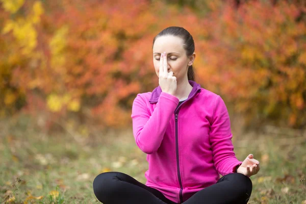 Yoga outdoors: Alternate Nostril Breathing — Stock Photo, Image
