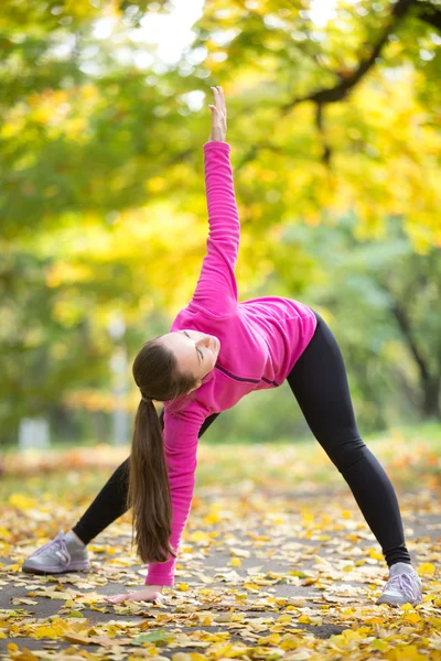 Yoga de outono: pose de Trikonasana — Fotografia de Stock