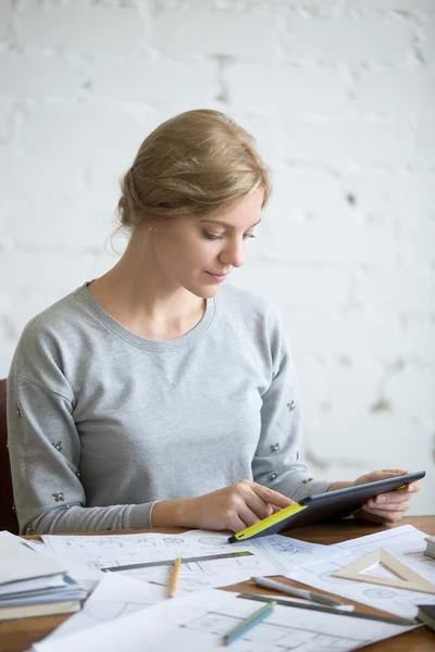 Retrato de uma mulher atraente trabalhando com um tablet — Fotografia de Stock