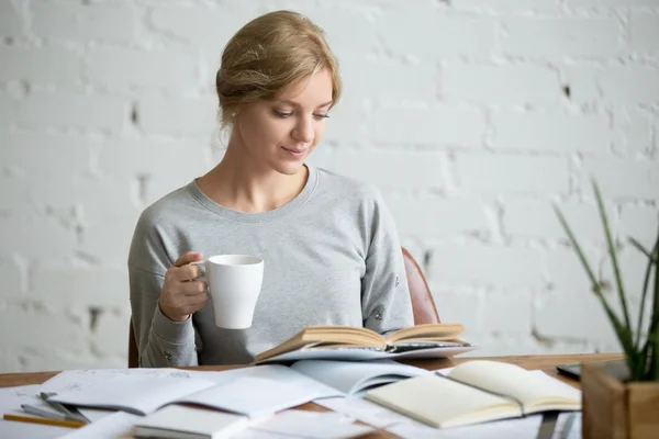 Retrato de estudante menina na mesa com caneca na mão — Fotografia de Stock