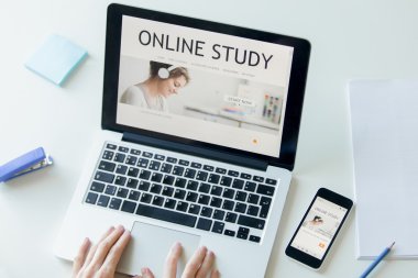 Eller bir dizüstü bilgisayar, ekran üzerinde başlık online çalışma ile çalışma