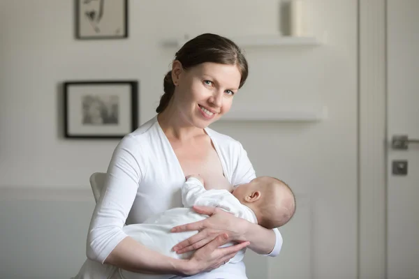 年轻的微笑有魅力的女人母乳喂养志的肖像 — 图库照片
