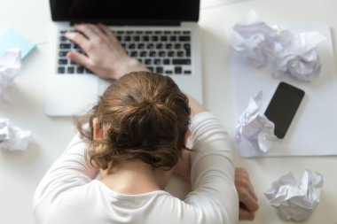 Laptop yakınındaki masada yatan kadın portresi Üstten Görünüm