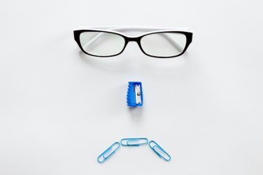 Üzgün bir yüz ile beyaz Ofis Masası