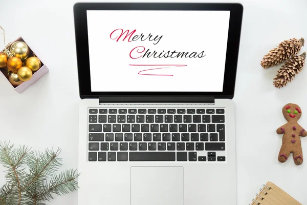 Düz Görünüm Noel dekorasyonu merkezinde açık bir laptop — Stok fotoğraf