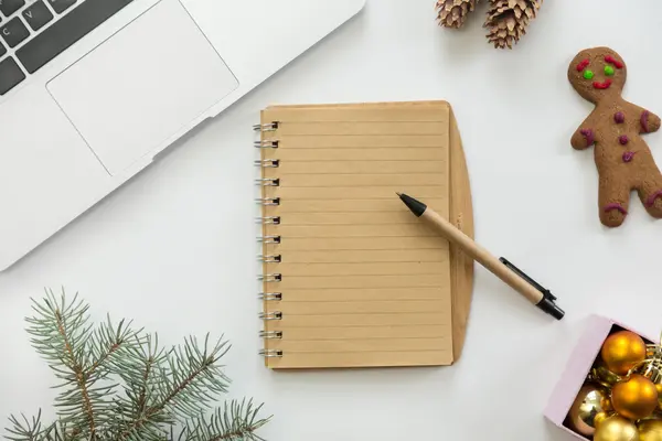 Vista plana do notebook no centro da decoração de Natal — Fotografia de Stock