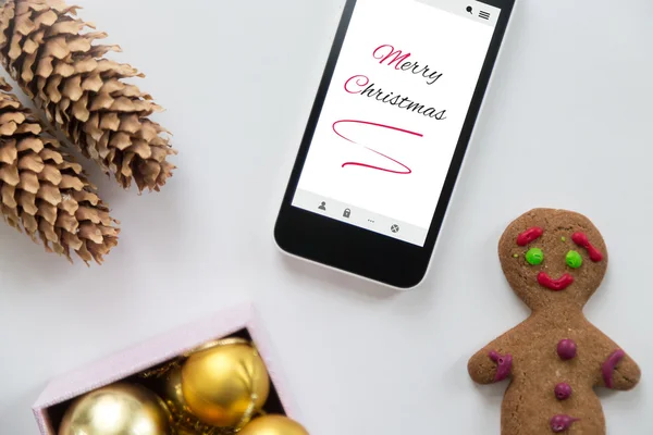 Vista plana do telefone móvel entre decoração de Natal — Fotografia de Stock