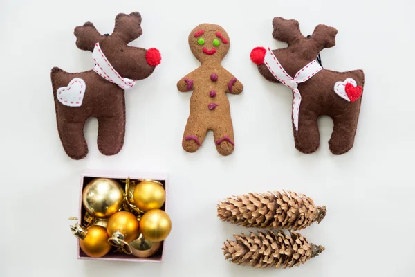 Vista plana de decoração de Natal bonito e brinquedos — Fotografia de Stock