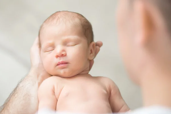 Portrait d'une prise de nouveau-né dans les paumes du père — Photo